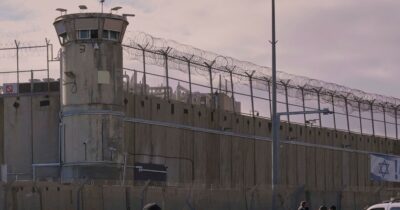 Copertina di Scosse elettriche, fame forzata, genitali legati con fascette di plastica: il racconto dei giornalisti detenuti nelle carceri israeliane