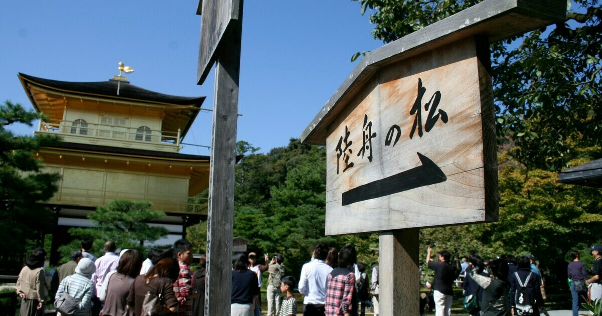 Contro i troppi turisti il Giappone corre ai ripari: nel 2026 tasse più alte e alberghi più cari