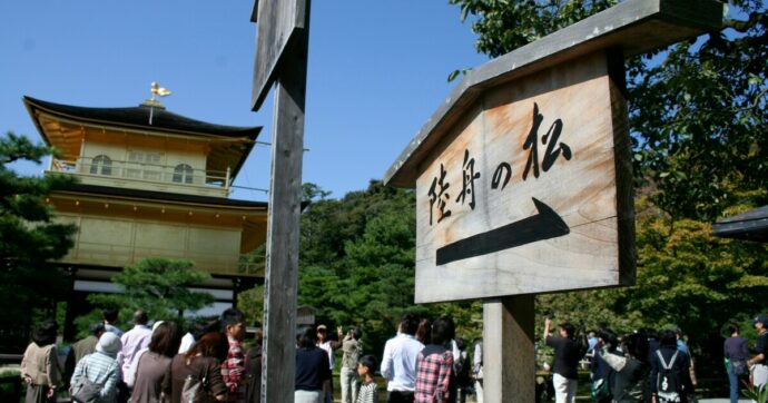 Contro i troppi turisti il Giappone corre ai ripari: nel 2026 tasse più alte e alberghi più cari