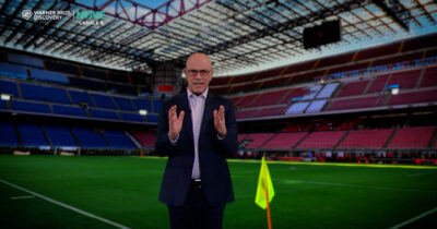 Copertina di “Stiamo per raccontare la più grande figura di me**a del giornalismo mondiale”: Crozza diventa Cazzullo dedica il programma alla telecronaca di Paolo Petrecca