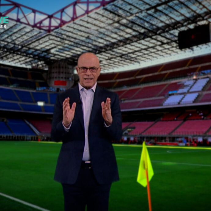 “Stiamo per raccontare la più grande figura di me**a del giornalismo mondiale”: Crozza diventa Cazzullo dedica il programma alla telecronaca di Paolo Petrecca