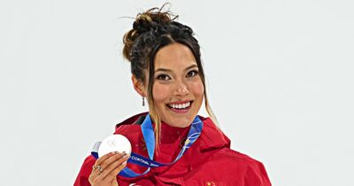 Copertina di “Due ori persi? Prospettiva ridicola”: Eileen Gu scoppia a ridere in faccia a un giornalista