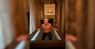 Copertina di L’allenamento di Robert Kennedy Jr.: pedala in sauna poi si immerge (con i jeans) in una vasca di acqua gelata – Video