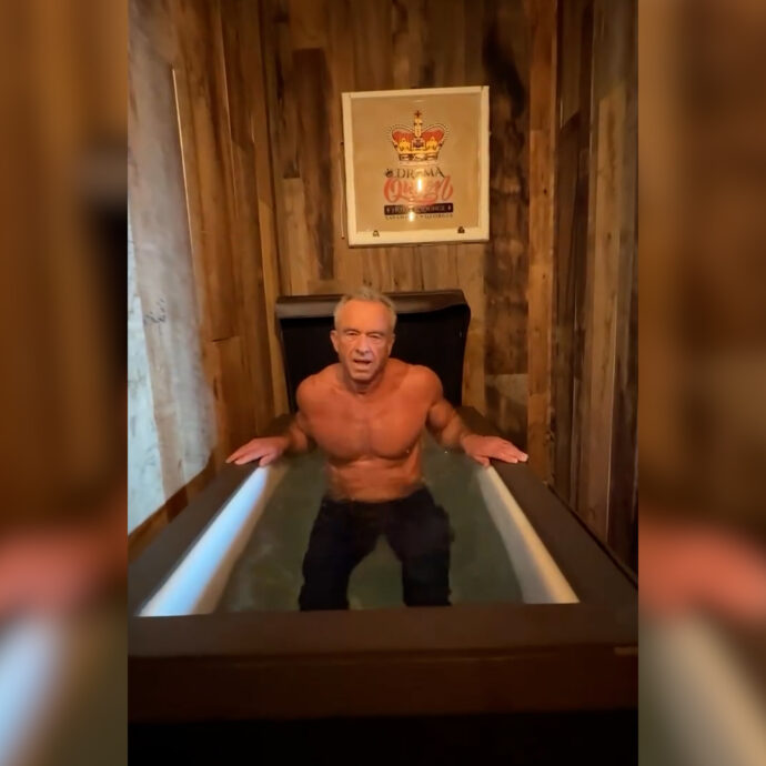 L’allenamento di Robert Kennedy Jr.: pedala in sauna poi si immerge (con i jeans) in una vasca di acqua gelata – Video