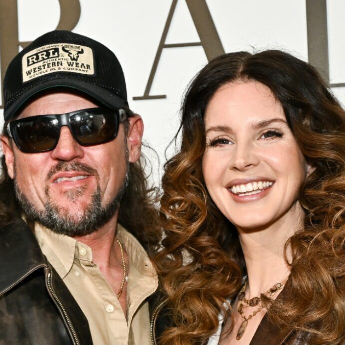 “A mio marito piace spingermi sul tosaerba verde, so che vorreste un uomo come lui”: la dedica in musica di Lana Del Rey a Jeremy Dufrene