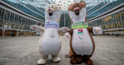 Copertina di Agli studenti che hanno creato Tina e Milo in premio soltanto due pupazzi da 35 euro