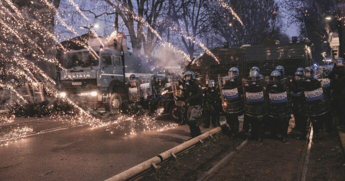 Torino, i dubbi dei poliziotti sugli scontri al corteo Askatasuna in una lettera al questore: “Scelte di ordine pubblico incomprensibili”