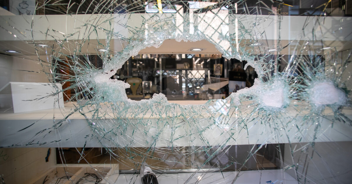 rapina in pieno giorno con caschi mazze ed estintori bottino da 60 mila euro al centro commerciale torresina di roma da Ilfattoquotidiano.it rapina in pieno giorno con caschi mazze ed estintori bottino da 60 mila euro al centro commerciale torresina di roma