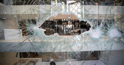 Copertina di Rapina in pieno giorno con caschi, mazze ed estintori: bottino da 60 mila euro al centro commerciale Torresina di Roma