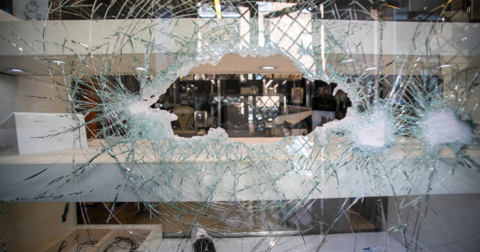 Rapina in pieno giorno con caschi, mazze ed estintori: bottino da 60 mila euro al centro commerciale Torresina di Roma