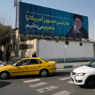 Copertina di Trump minaccia l’Iran: “Sto valutando un attacco limitato”. Teheran: “Bozza di accordo pronta entro 2 o 3 giorni”