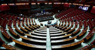 Copertina di Congedo parentale uguale per madri e padri, il testo alla Camera senza mandato al relatore. Le opposizioni: “Stanno sabotando la proposta”