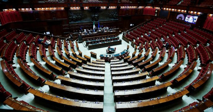 Congedo parentale uguale per madri e padri, il testo arriva alla Camera senza mandato al relatore. Le opposizioni: “Stanno sabotando la proposta”