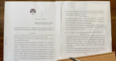 Copertina di “Comunista, anticattolica, pro teorie Lgbtq+”: FdI vuole schedare le scuole del paese. Il sindaco: “Così iniziò il fascismo”