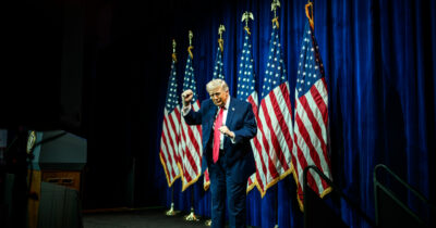 Copertina di La Corte Suprema boccia i dazi di Trump. Lui: "Vergogna". Cosa succede ora? Il rischio di rimborsi miliardari e il piano B del Tesoro Usa