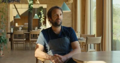 Copertina di “Lo chef li infilzava con il forchettone da barbecue. Quando una stagista 19enne si bruciò il volto, tutti ridevano. Sento ancora le urla”: il ristorante stellato “Noma” accusato di abusi e maltrattamenti