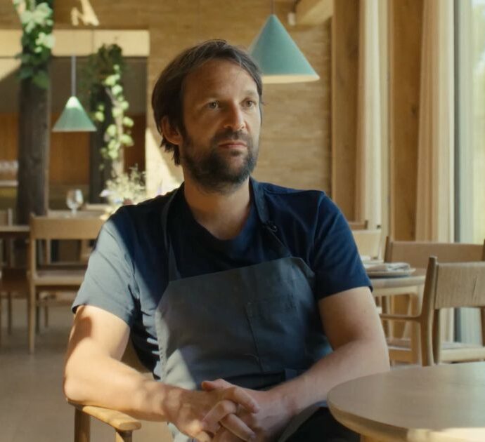 “Lo chef li infilzava con il forchettone da barbecue. Quando una stagista 19enne si bruciò il volto, tutti ridevano. Sento ancora le urla”: il ristorante stellato “Noma” accusato di abusi e maltrattamenti