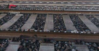 Copertina di “Delusione sentimentale, non gesto politico”, il 19enne che ha messo i sassi sui binari va ai domiciliari. Il gip: “Fece sopralluogo il giorno prima”