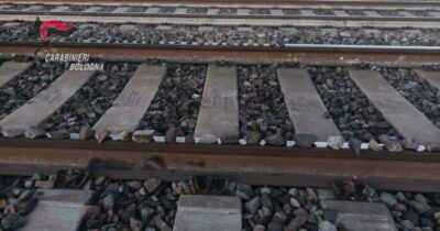 Copertina di “Delusione sentimentale, non gesto politico”, il 19enne che ha messo i sassi sui binari va ai domiciliari. Il gip: “Fece sopralluogo il giorno prima”