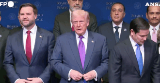Board of Peace, Trump alla foto di rito sulle note della versione Usa di "Gloria" di Tozzi
