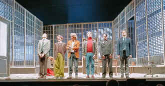 ‘Morte accidentale di un anarchico’, torna al Carcano di Milano la commedia più nota di Dario Fo e Franca Rame con Lodo Guenzi e la regia di Giorgio Gallione