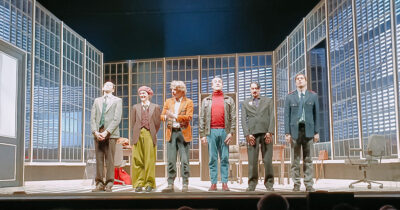 Copertina di ‘Morte accidentale di un anarchico’, torna al Carcano di Milano la commedia più nota di Dario Fo e Franca Rame con Lodo Guenzi e la regia di Giorgio Gallione