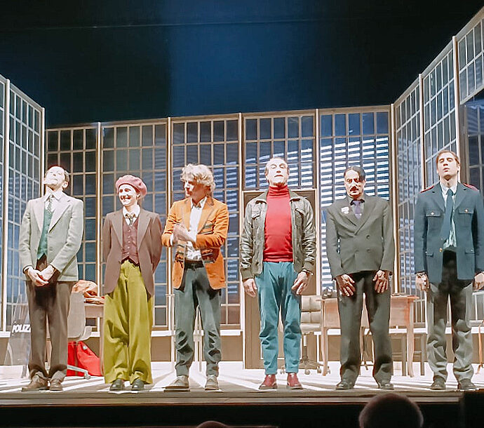 ‘Morte accidentale di un anarchico’, torna al Carcano di Milano la commedia più nota di Dario Fo e Franca Rame con Lodo Guenzi e la regia di Giorgio Gallione