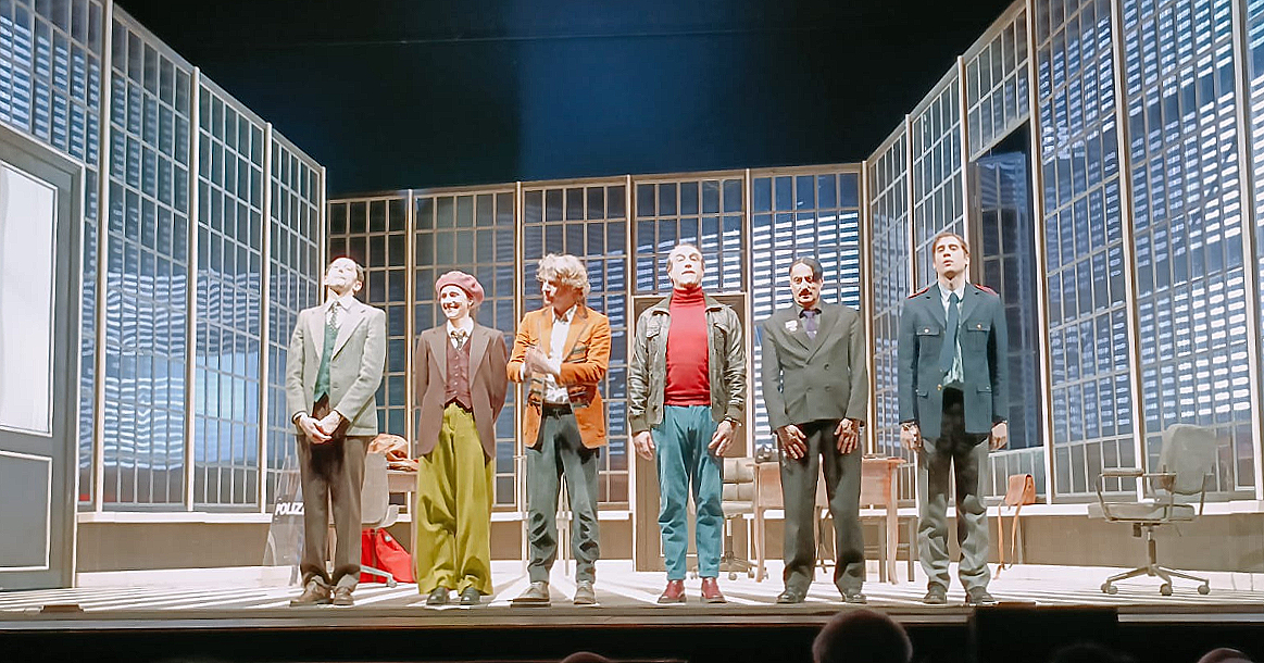 ‘Morte accidentale di un anarchico’, torna al Carcano di Milano la commedia più nota di Dario Fo e Franca Rame con Lodo Guenzi e la regia di Giorgio Gallione