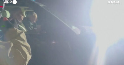 Copertina di L’ex principe Andrea torna a Sandringham dopo l’arresto per il caso Epstein: pizzicato a bordo di un’auto – Video