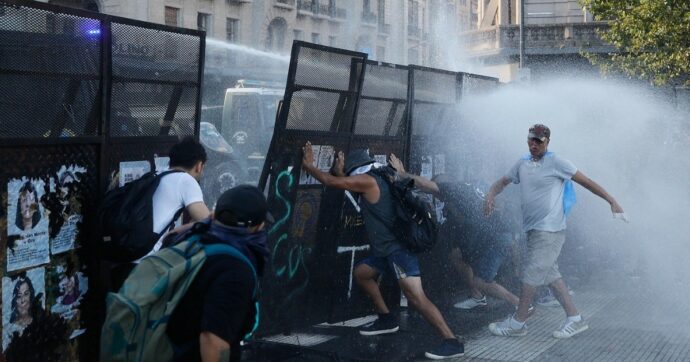 Buenos Aires paralizzata dallo sciopero contro la riforma del lavoro di Milei che limita il potere dei sindacati e aumenta le ore di lavoro
