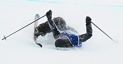 Copertina di Perde il controllo, cade violentemente e batte collo e testa: terribile incidente per Finley Melville Ives