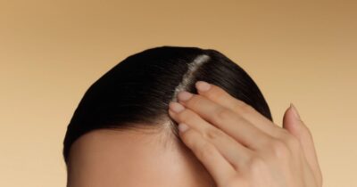 Copertina di La nuova frontiera della skincare è la testa: il boom dei prodotti per lo scalpo