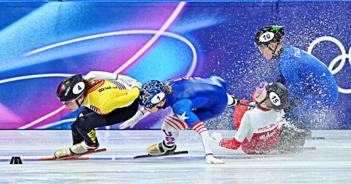 Arianna Fontana cade nella sesta batteria, poi riparte e va in semifinale. Ferita al volto per la polacca Sellier: cosa è successo