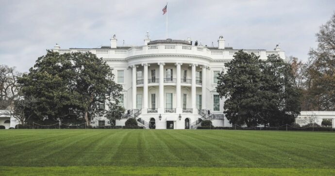 Dazi bocciati, Trump: “Faremo più soldi”. Intanto deve pagare rimborsi da 175 miliardi