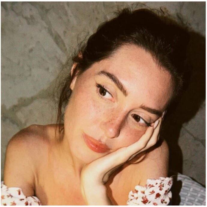 “Nella mia relazione il dialogo è sempre stato la base. Bisogna parlare di tutto. A me i bimbi piacciono, mai escluso l’idea di averli”: Camihawke parla della storia con Tananai