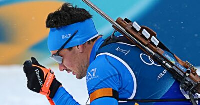 Copertina di Giacomel, che sfortuna: era primo nella mass start, poi il ritiro per un malore