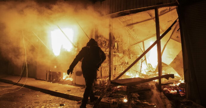 Pace in Ucraina, il parere delle spie: “Mosca finge di trattare per ottenere un allentamento delle sanzioni”