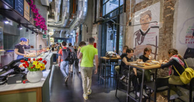 Copertina di Blatte e carenze igieniche al Mercato Centrale di Milano: sospese 17 attività su 27 del polo enogastromico della stazione