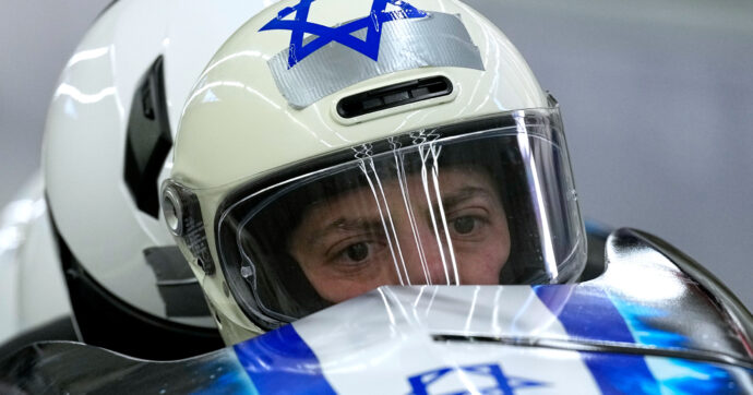 “Evitiamo l’equipaggio dell’israeliano”: è un caso il fuorionda Rai nella gara di bob. Poi le scuse. La comunità ebraica: “Vergogna”