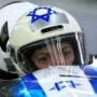 Copertina di “Evitiamo l’equipaggio dell’israeliano”: è un caso il fuorionda Rai nella gara di bob. Poi le scuse. La comunità ebraica: “Vergogna”