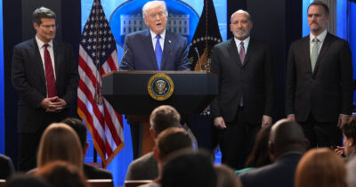 Copertina di Trump alza di nuovo i dazi globali: “Li porto al 15%”. E torna ad attaccare la Corte Suprema