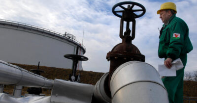 Copertina di Orban blocca il prestito Ue da 90 miliardi all’Ucraina: “Prima riparate l’oleodotto Druzhba”