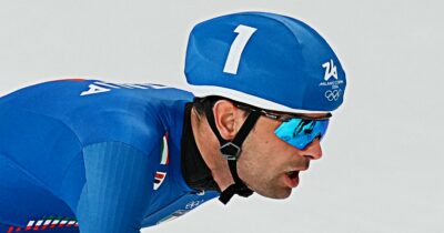 Copertina di Giovannini conquista il bronzo nel pattinaggio di velocità, è la 30esima medaglia azzurra: “Ora speriamo che questa Olimpiade ci lasci una pista”
