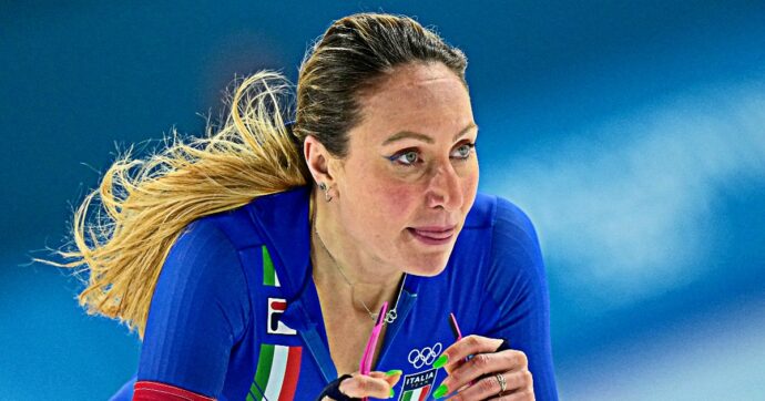 Olimpiadi 2026, gli italiani in gara oggi: impresa nello ski cross, attesa per il biathlon | Il programma