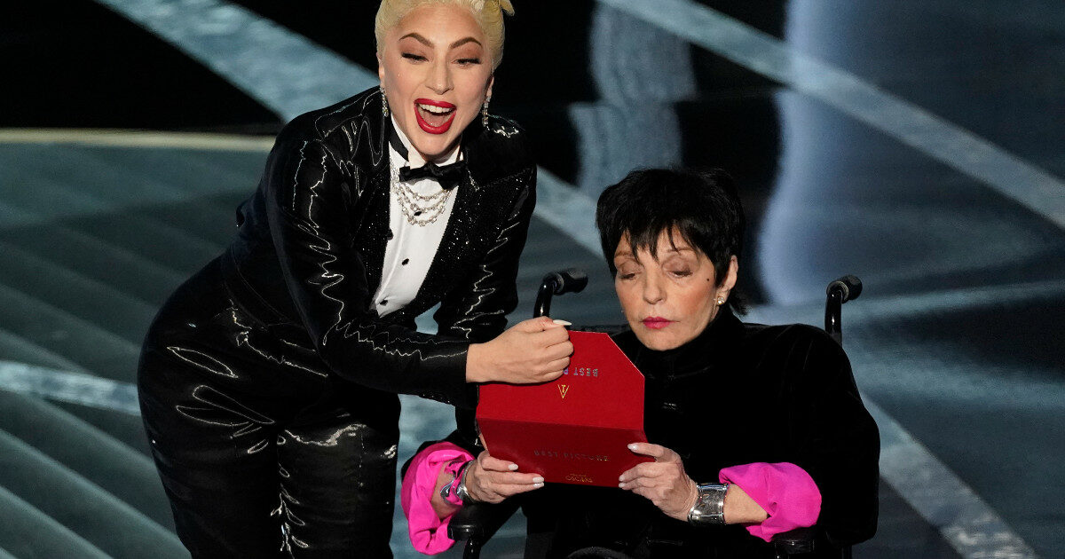 “Agli Oscar mi hanno obbligato a stare su una sedia a rotelle, e Lady Gaga non ha perso occasione per recitare la parte dell’eroina dal cuore d’oro davanti al mondo”: Liza Minnelli al vetriolo