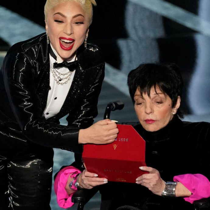 “Agli Oscar mi hanno obbligato a stare su una sedia a rotelle, e Lady Gaga non ha perso occasione per recitare la parte dell’eroina dal cuore d’oro davanti al mondo”: Liza Minnelli al vetriolo