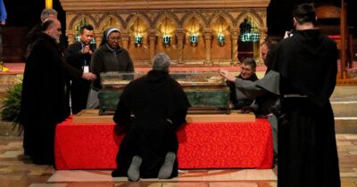 Copertina di Assisi, esposte  spoglie   di San Francesco