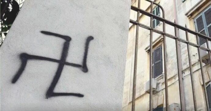Roma, svastiche  sul palazzo del film di Paola Cortellesi