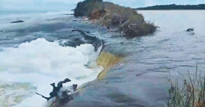 Oasi delle Cesine, Mareggiate fanno tracimare  la costa