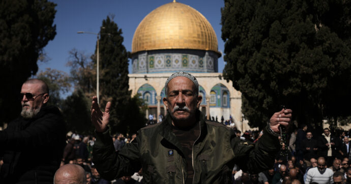 Israele, decine di coloni irrompono nella moschea di al-Aqsa durante il Ramadan
